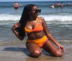 She loves to spend her time on the beach. She has also shared some fabulous photographs with her Instagram followers.